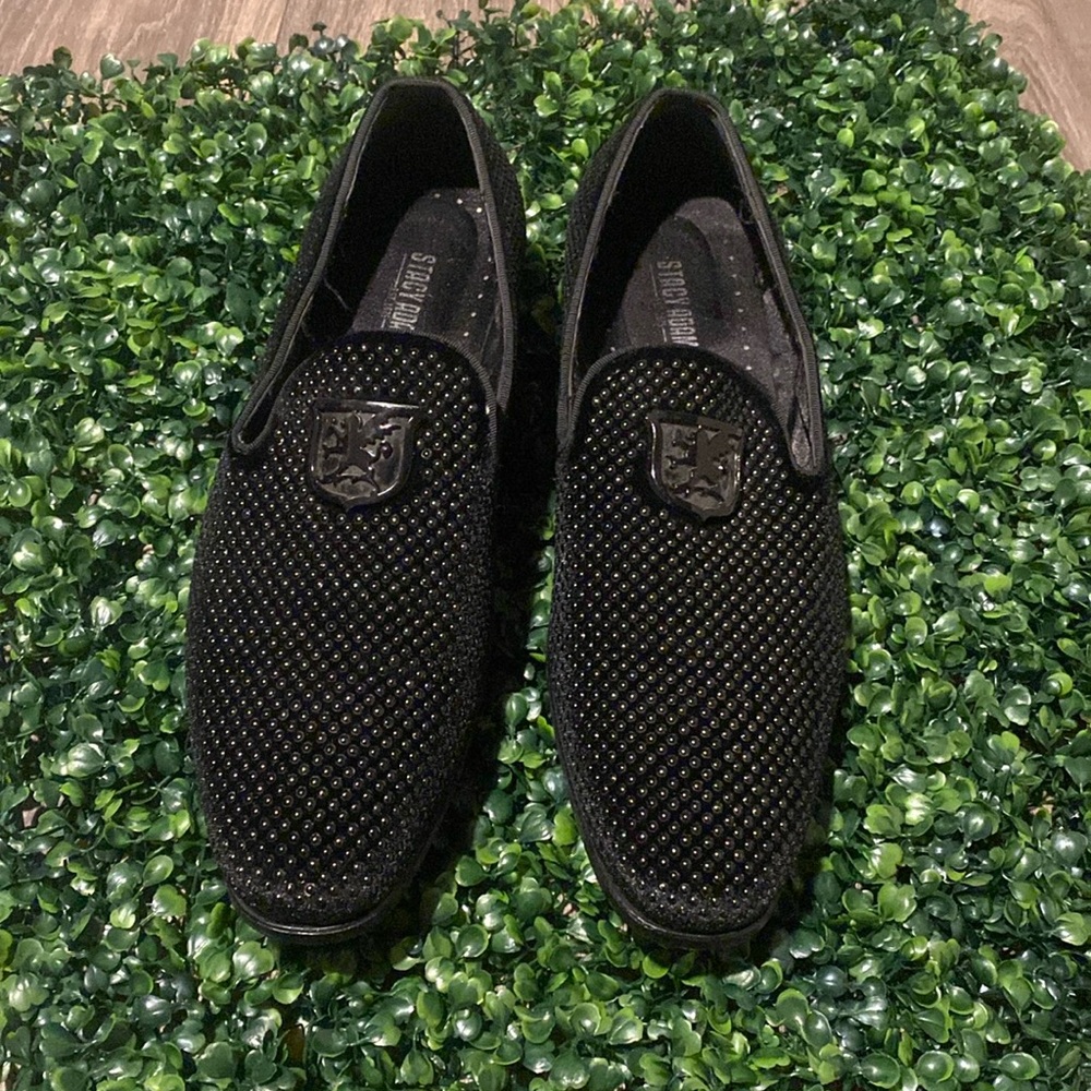 Lightly worn men’s dress shoes studded with Memory foam